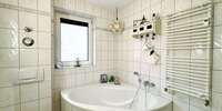 Tageslichtbad mit Badewanne & Dusche
