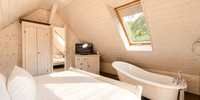 Schlafzimmer mit Badewanne