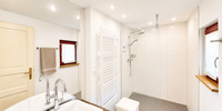 Badezimmer mit Dusche