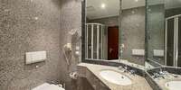 Badezimmer mit Dusche