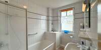Badezimmer mit Fenster