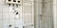 Tageslichtbad mit Badewanne & Dusche