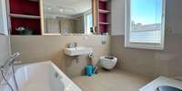 Badezimmer mit Dusche & Wanne