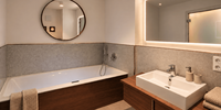 Badezimmer mit Whirlpool-Badewanne