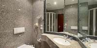 Badezimmer mit Dusche