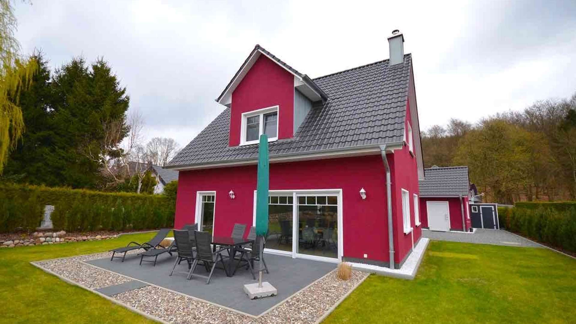 Außenansicht mit Terrasse