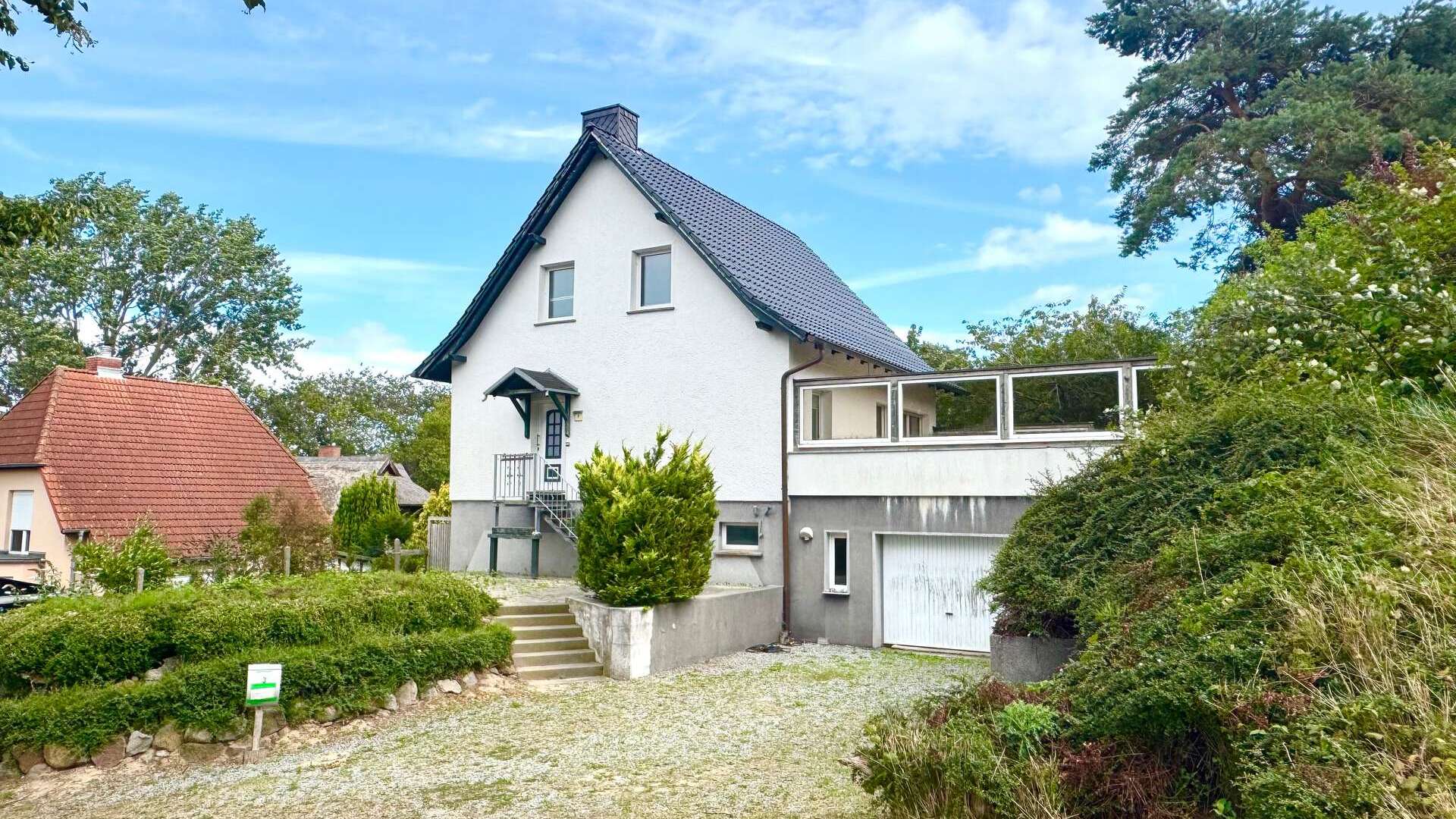 Außenansicht Wohnhaus 1 mit Garage