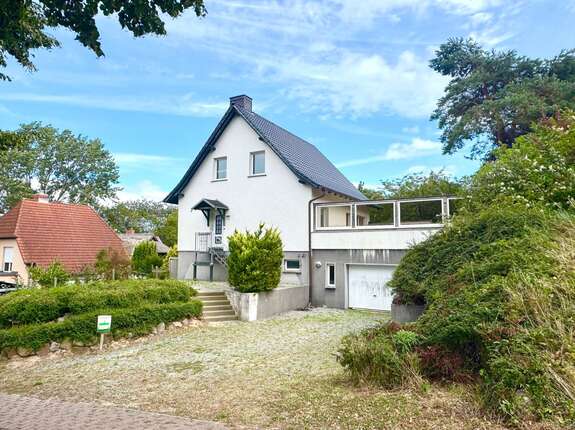 Außenansicht Wohnhaus 1 mit Garage