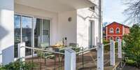 Terrasse mit Gartenmöbeln