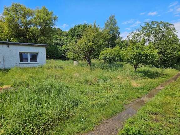 Grundstück mit Gartenhaus