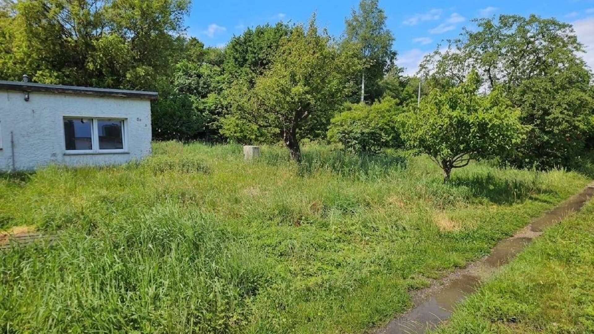 Grundstück mit Gartenhaus