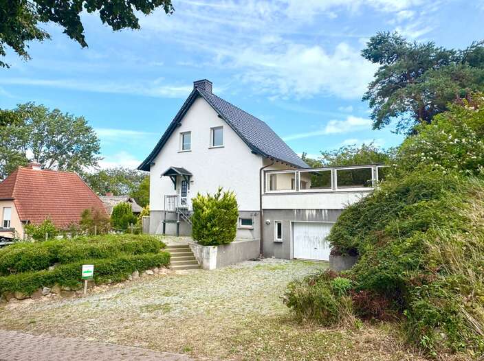 Außenansicht Wohnhaus 1 mit Garage