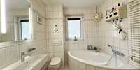 Tageslichtbad mit Badewanne & Dusche