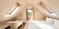 Schlafzimmer mit Badewanne